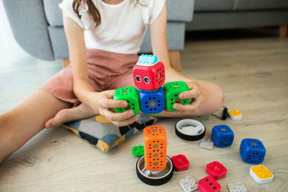 Djevojčica slaže robotske kocke